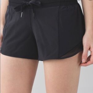 Lululemon Hotty Hot Short (size 6)